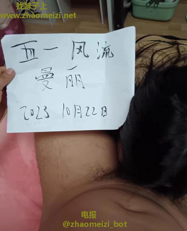 微胖服务少妇