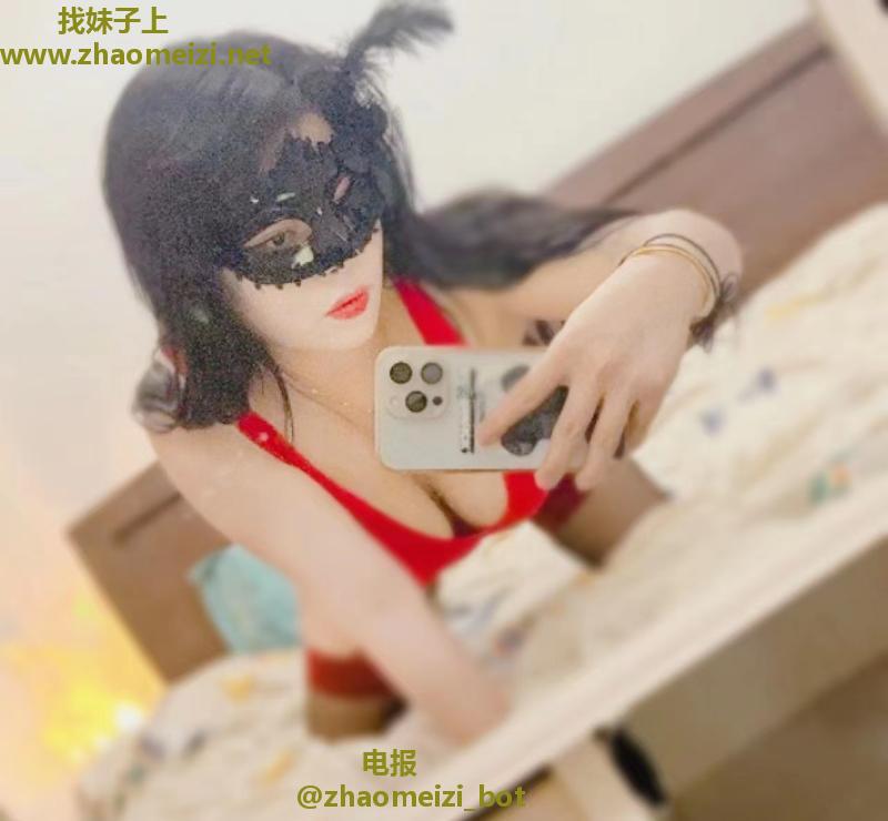 大熊乳胶美女