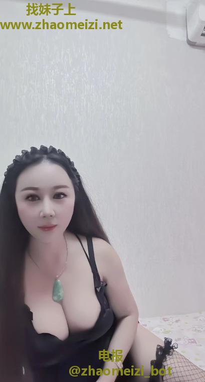 南站女仆装少妇