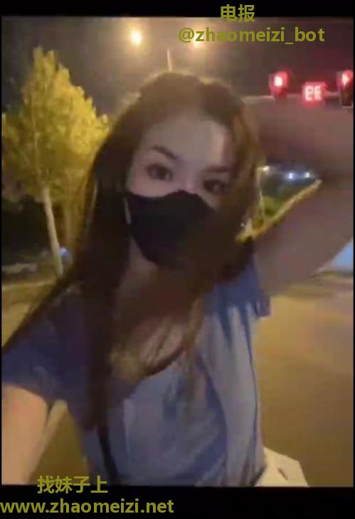 可舌吻独龙年轻美女