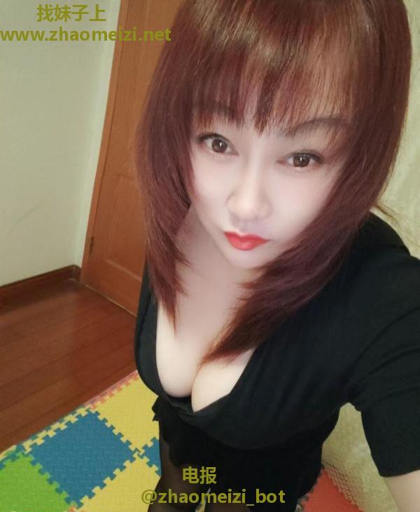 性感的酥乳熟女