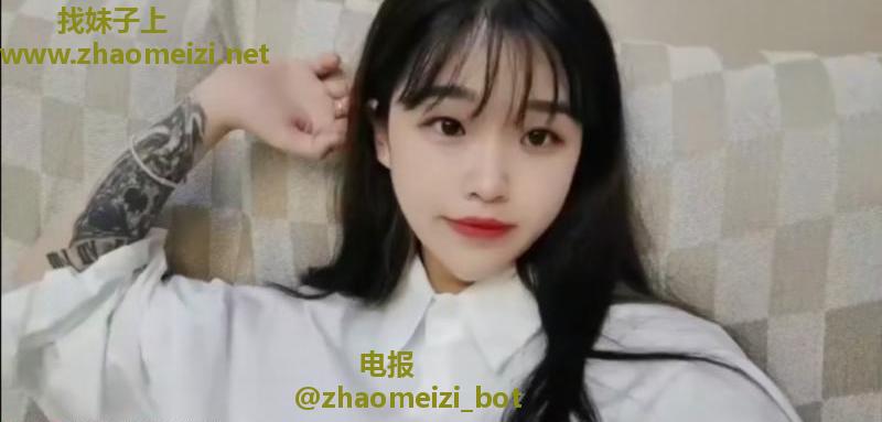 有纹身的年轻小姑娘