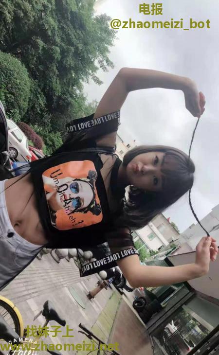 年轻乖巧小美女