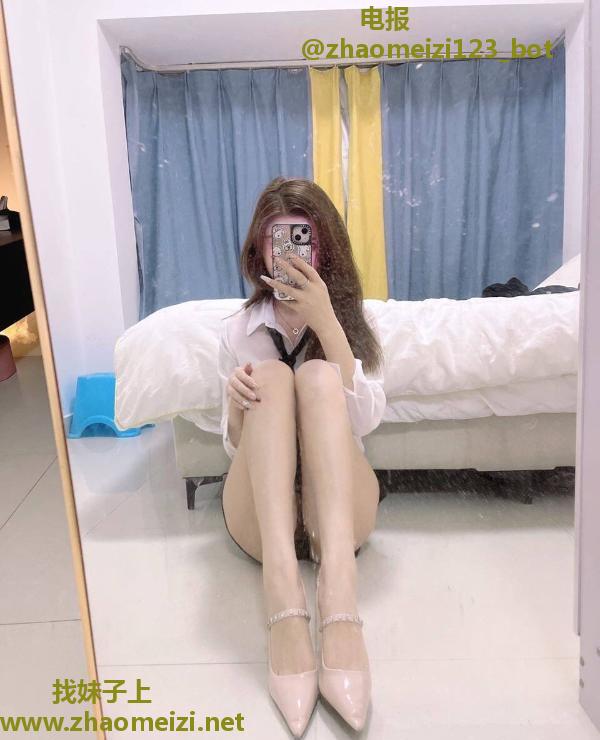 纯欲兼职大长腿嫩妹