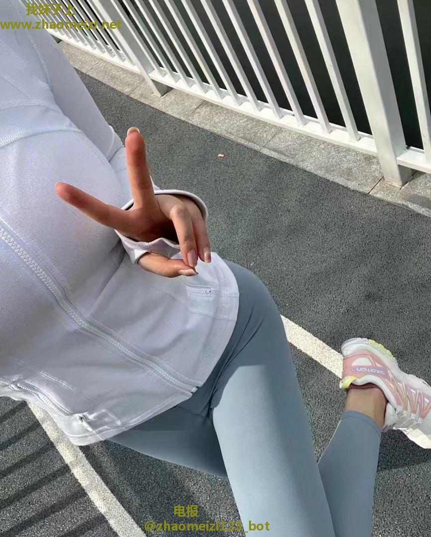 甜美眼镜妹