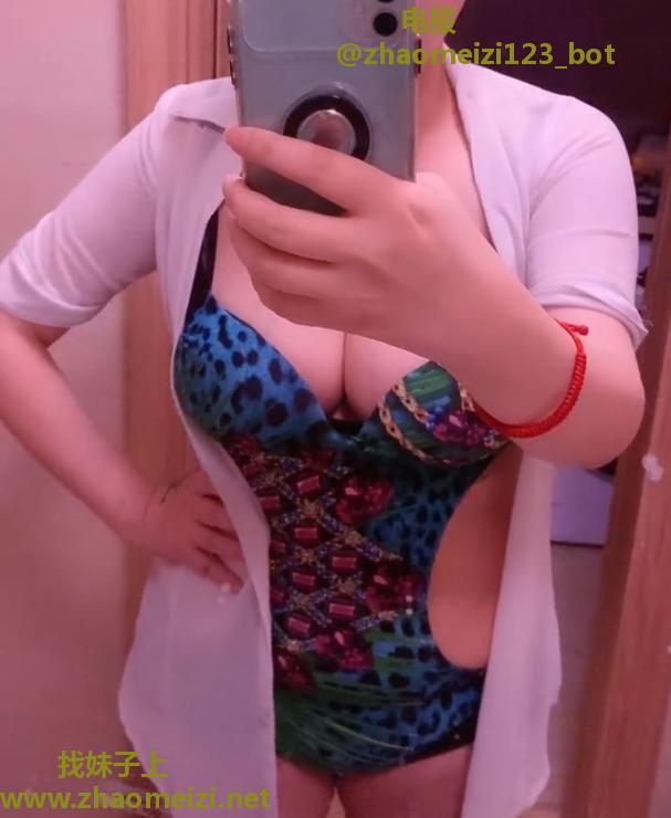 白皙巨乳柳岩