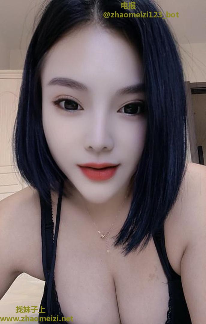 深喉大胸骚女