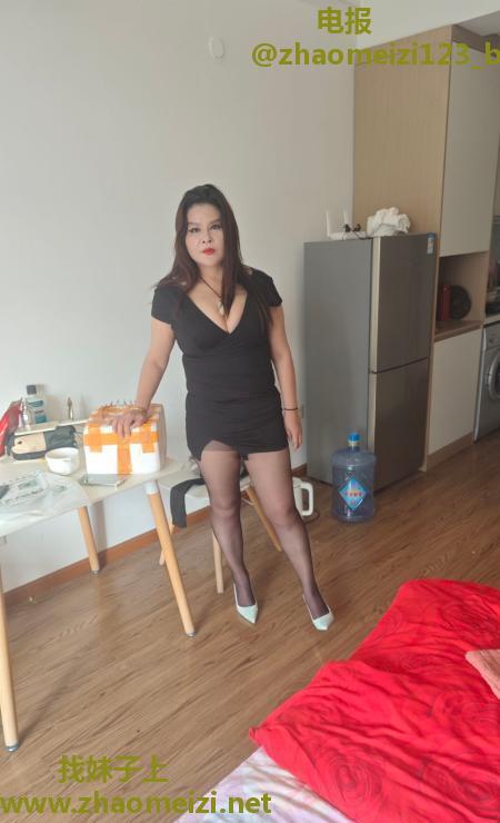 大胸风骚熟女