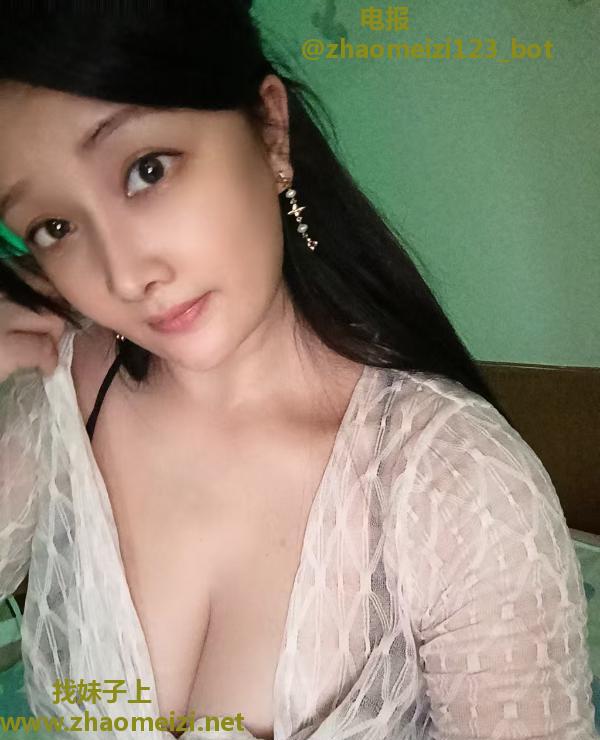丰满瑜伽教练