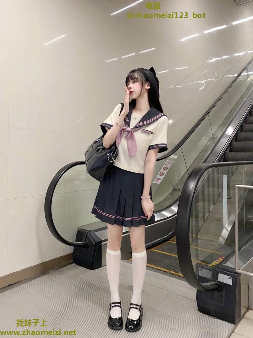 清纯可爱白嫩女高兼职