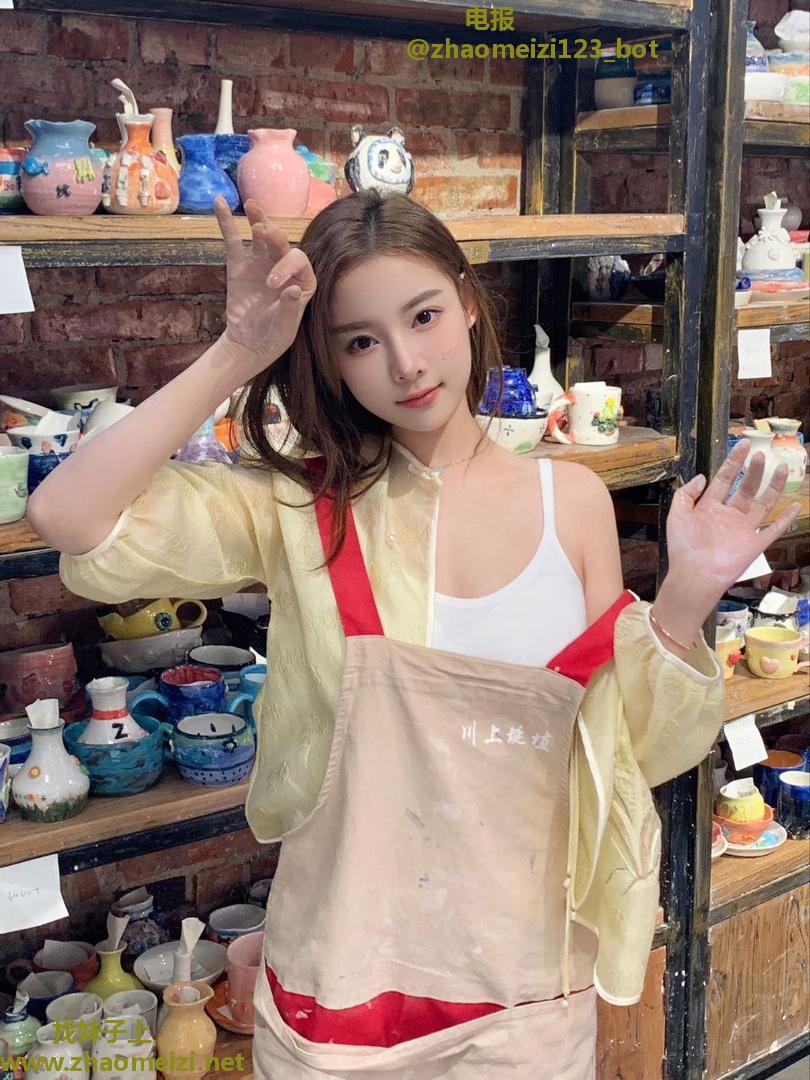 颜值肤白丰满大胸嫩妹