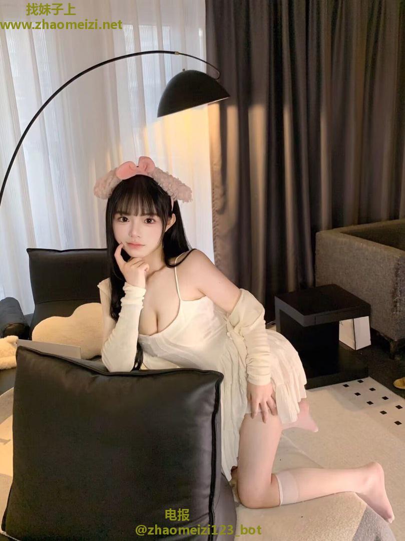长着妖艳迷人脸蛋妹子