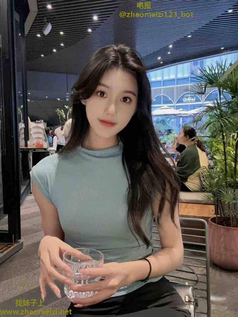 气质御姐皮肤白皙少妇