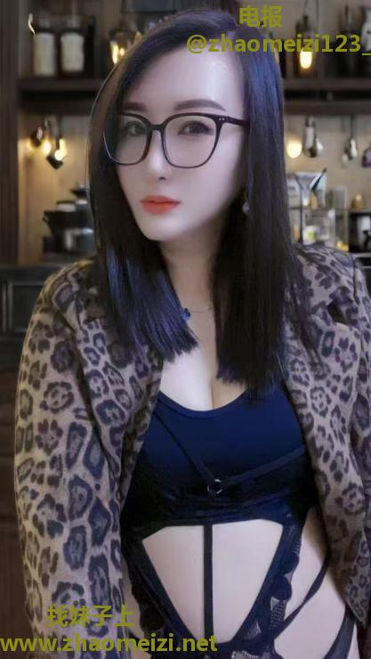 瑶海眼镜骚气少妇