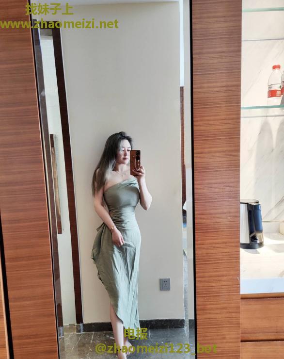 丰满白嫩大胸妹子