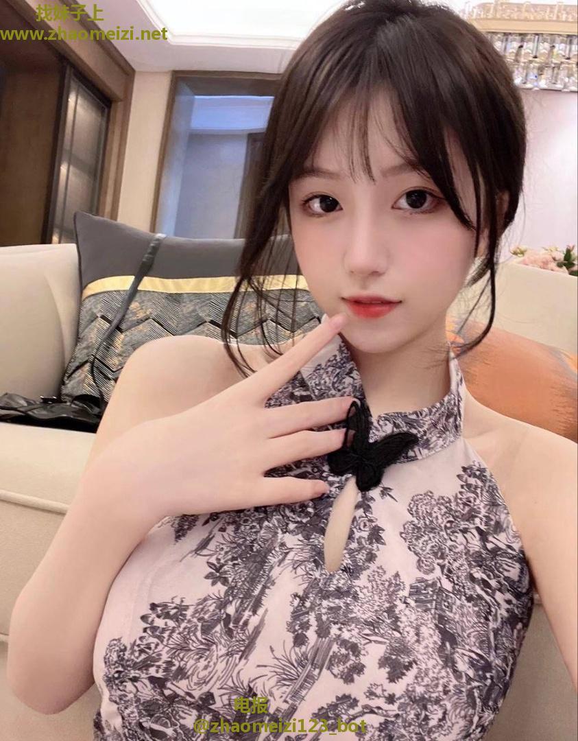 某大长腿性感美术生