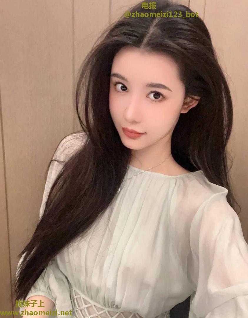 酥胸又挺又圆粉色咪咪头