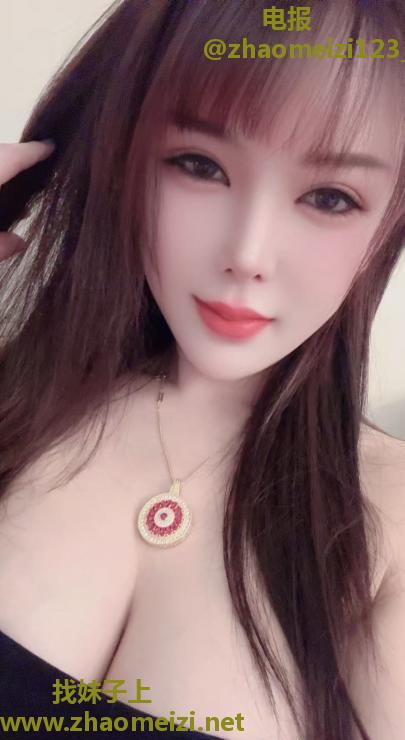 白嫩美乳御姐