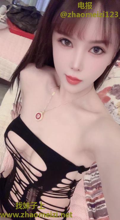 白嫩美乳御姐