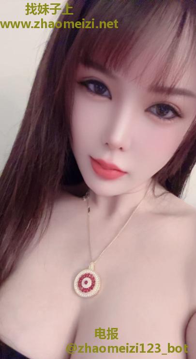 白嫩美乳御姐
