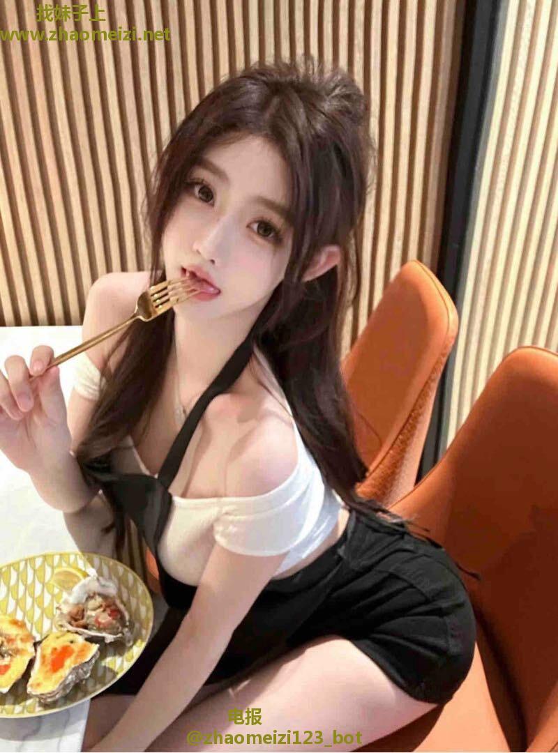 诱人蕾丝边内衣琪琪