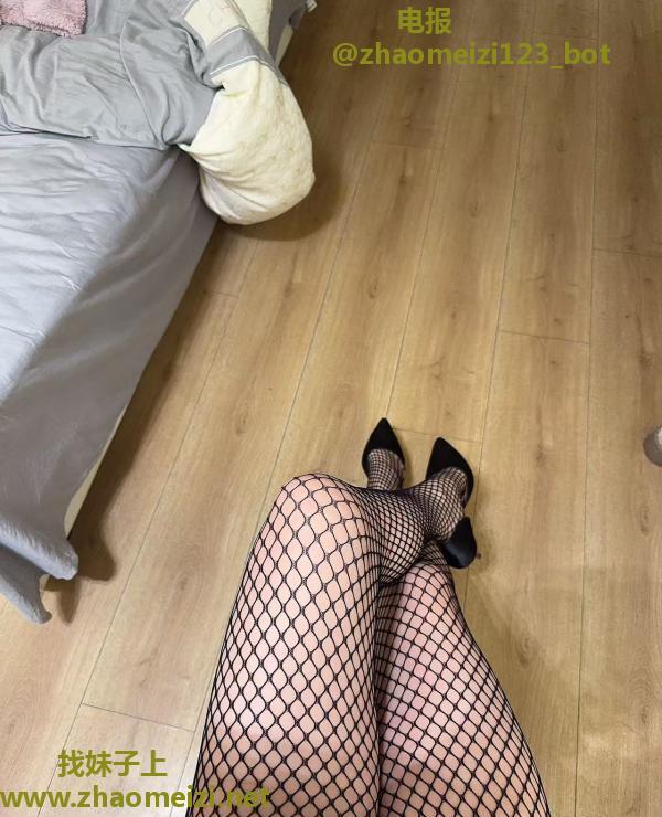苗条腰细大奶妹