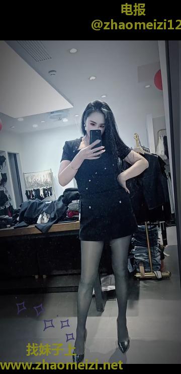 大长腿黑丝少妇