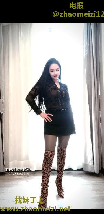 大长腿黑丝少妇
