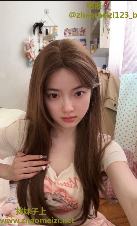 性感甜美李哈哈
