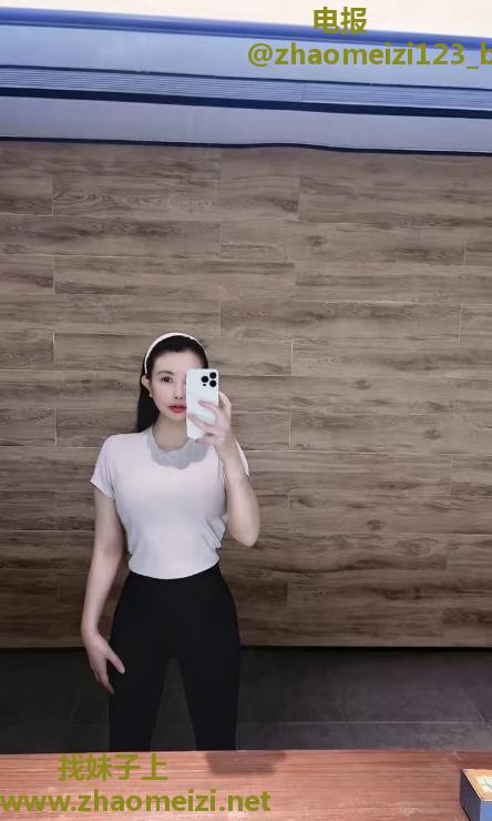 胸大腰细健身小少妇
