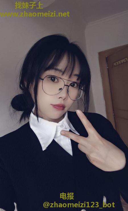 眼镜妹萌萌