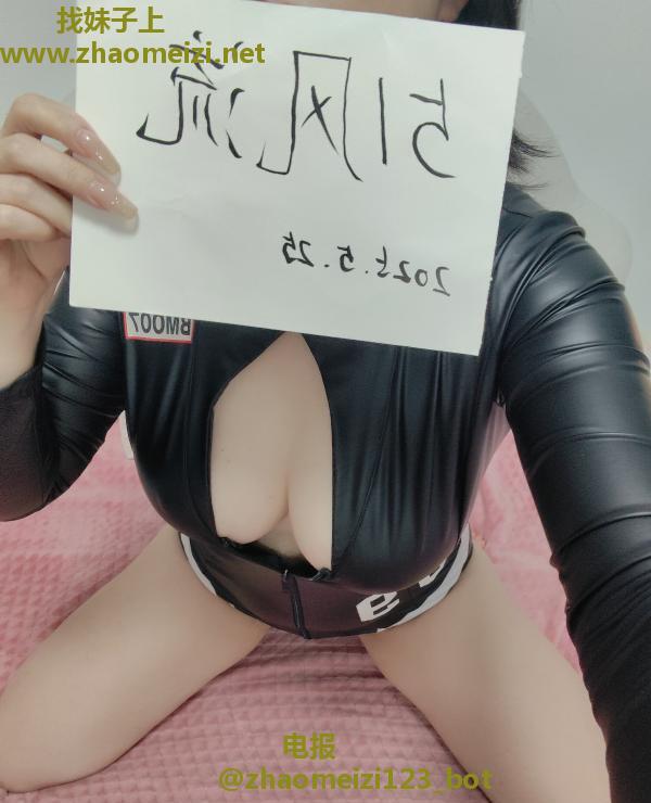 大胸气质美女
