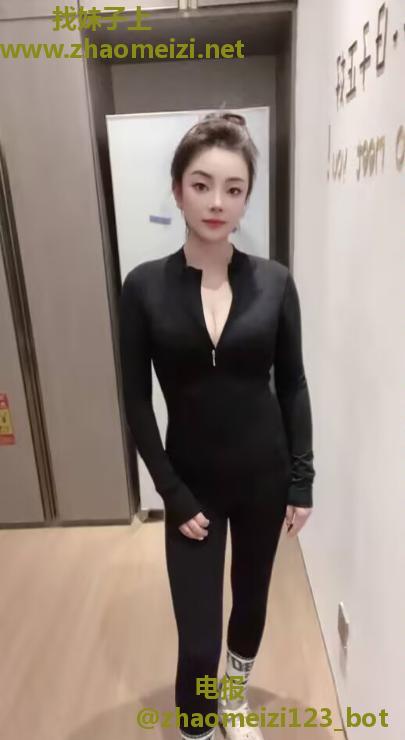 会夹逼的少妇
