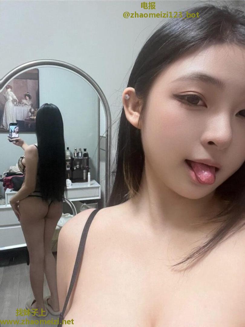 前凸后翘风骚妹子