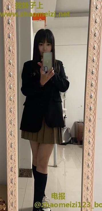 湖塘雨蝶
