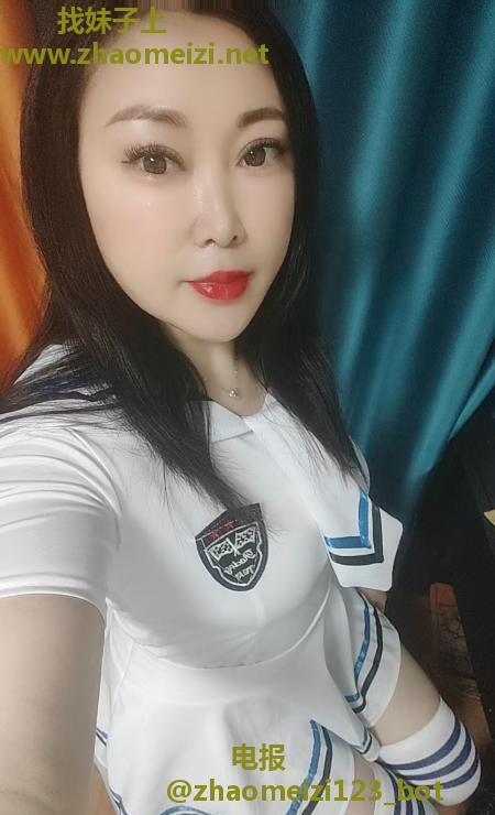 制服丰满少妇