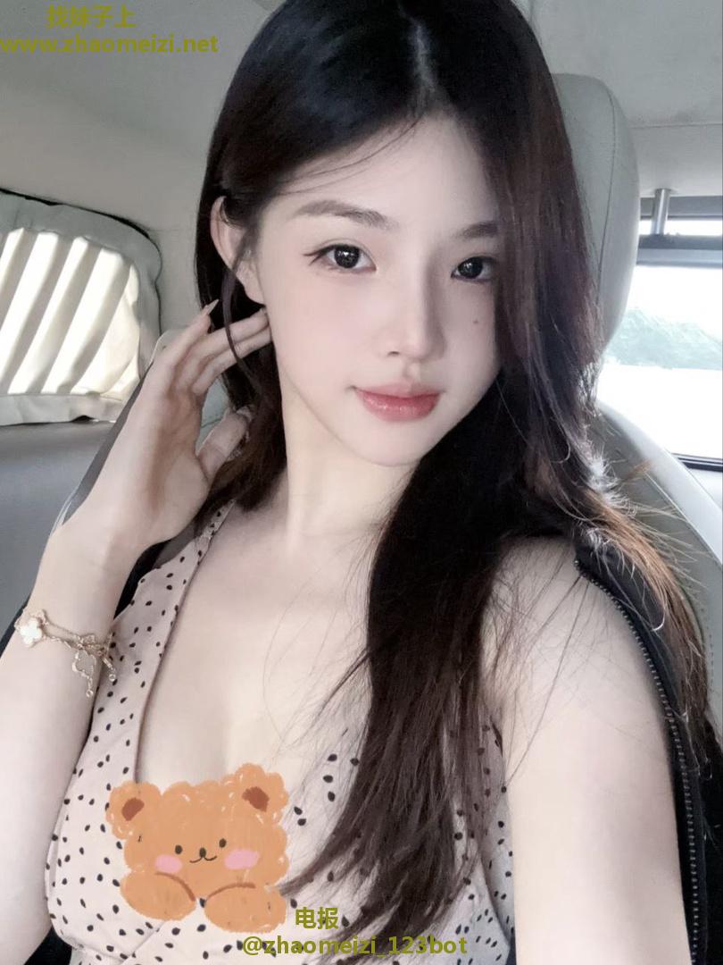 白嫩光滑骚穴小七