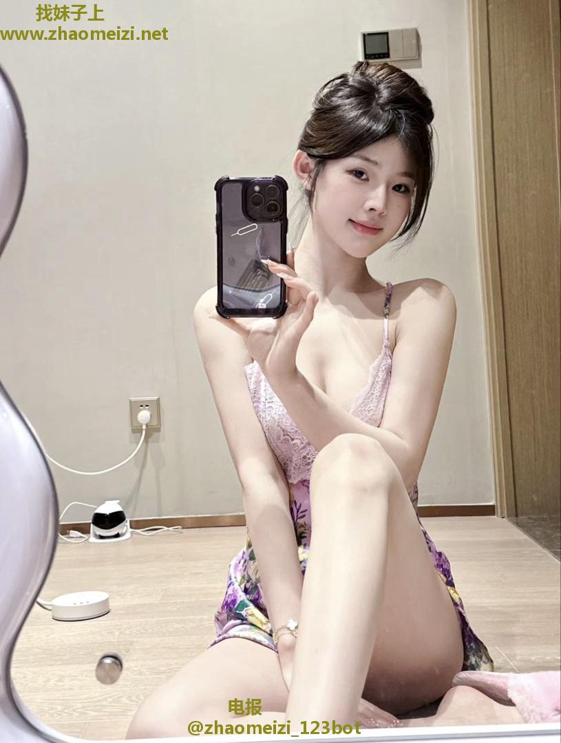 白嫩光滑骚穴小七