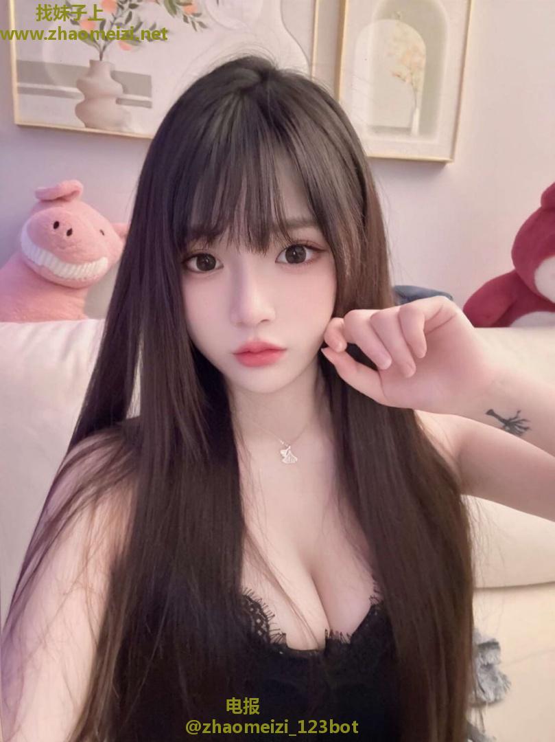 白嫩大胸小姨