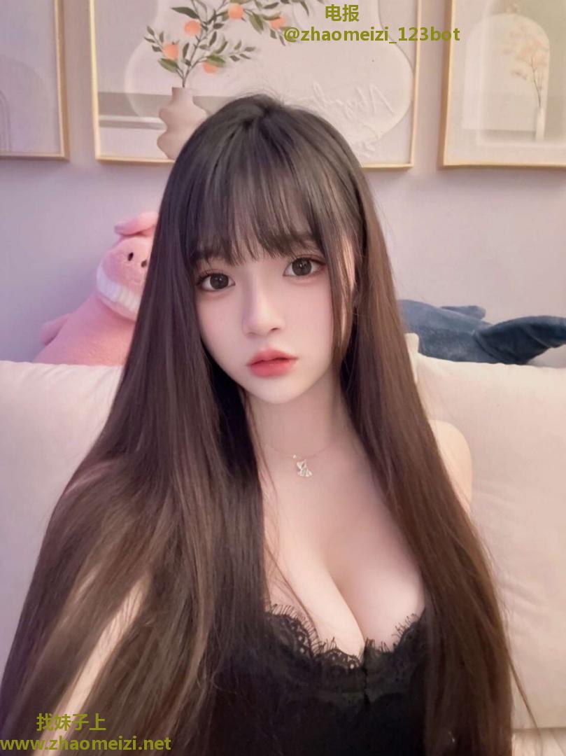 白嫩大胸小姨