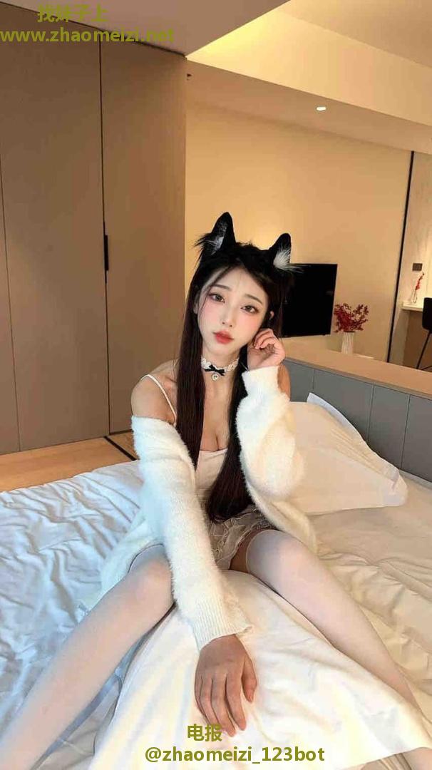 长腿白丝粉嫩小妹