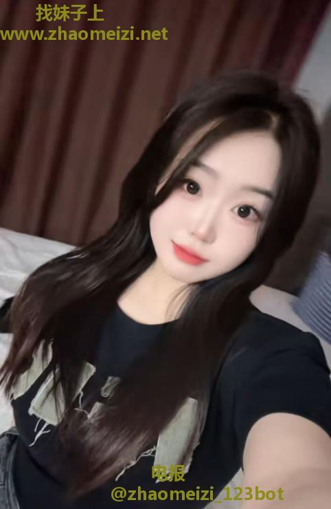 年轻微胖大胸妹