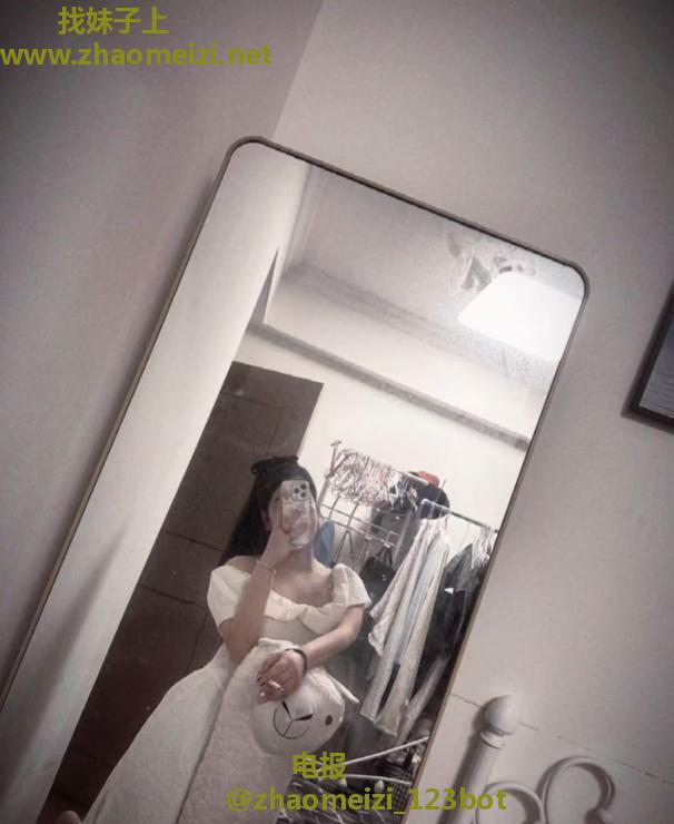 年轻微胖大胸妹