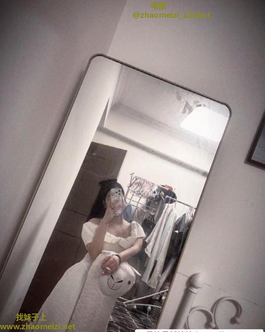 年轻微胖大胸妹 