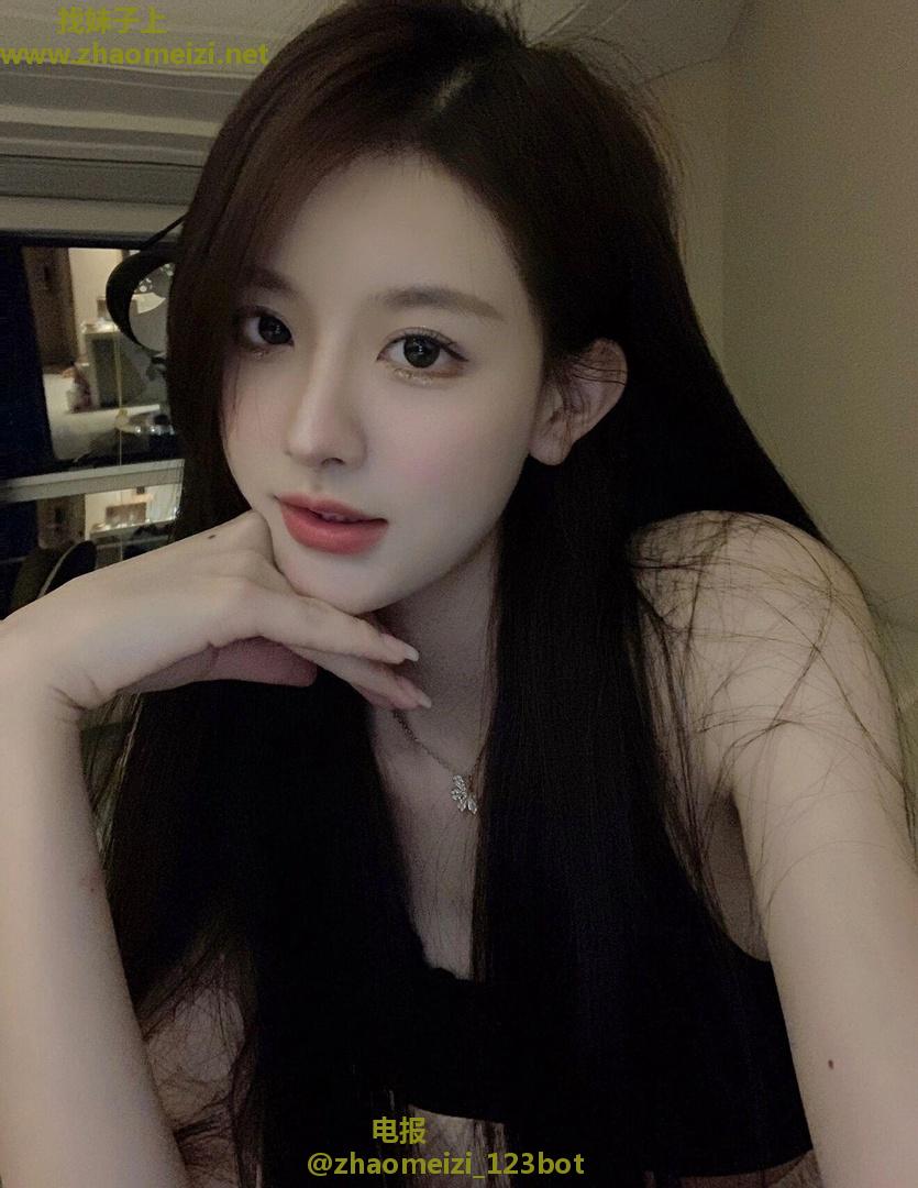 天津少女的嫩乳小女友