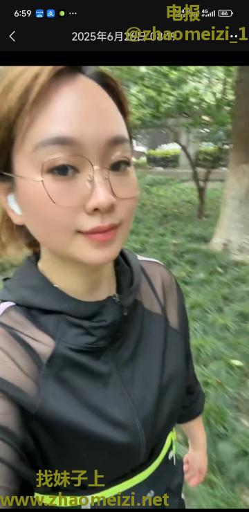 风骚眼镜姐