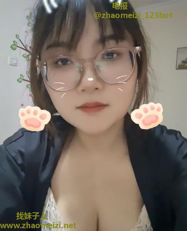 蜀山大胸眼镜妹
