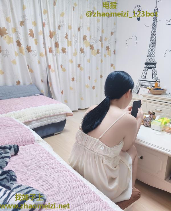 白嫩小巧少妇