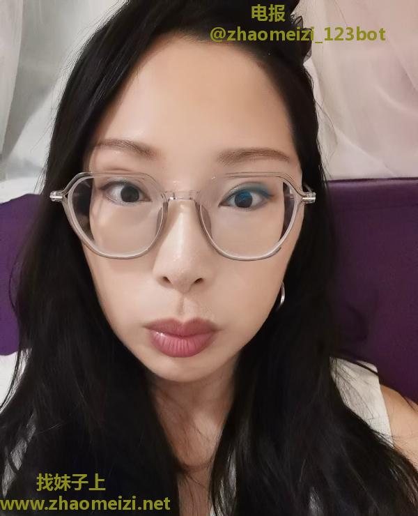 天河眼镜少妇芯芯
