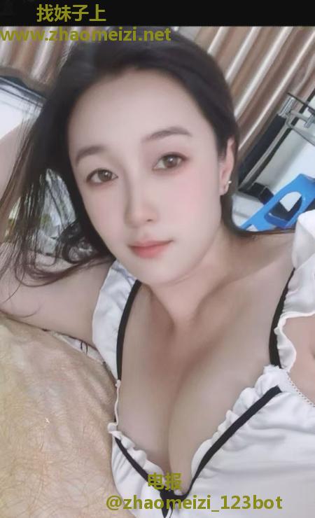 胸大闷骚能夹麻的美妞
